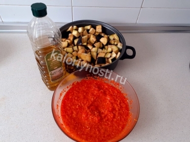 Баклажаны в соусе из болгарского перца, помидоров и чеснока