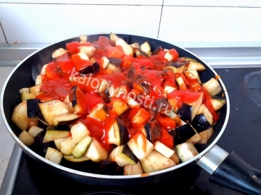 Баклажаны в соусе из болгарского перца, помидоров и чеснока
