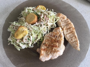 Диетический обед из курицы и капустного салата с тунцом