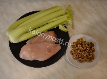 Диетический салат с курицей и сельдереем