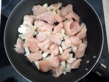 Курица со стручковой фасолью и картошкой на сковороде