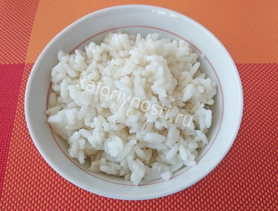 Сколько грамм в отварном рисе. Калории рис отварной. Рис отварной 100 грамм. Тарелка риса калории. Вареный рис ккал.
