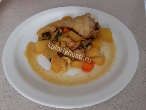 Диетическая курица с овощами в духовке