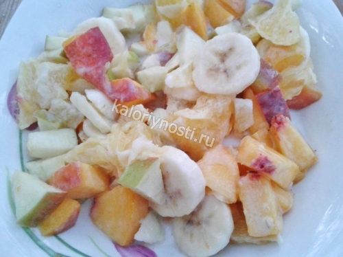 Диетический фруктовый салат с персиком и йогуртом