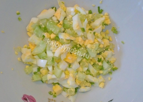 Диетический салат с яйцом, огурцом и зеленым луком