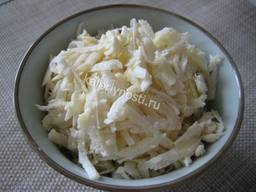 Диетический салат с сельдереем, сыром и яблоком