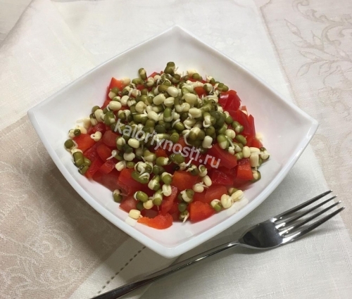 Салат с пророщенным машем, рисом и овощами
